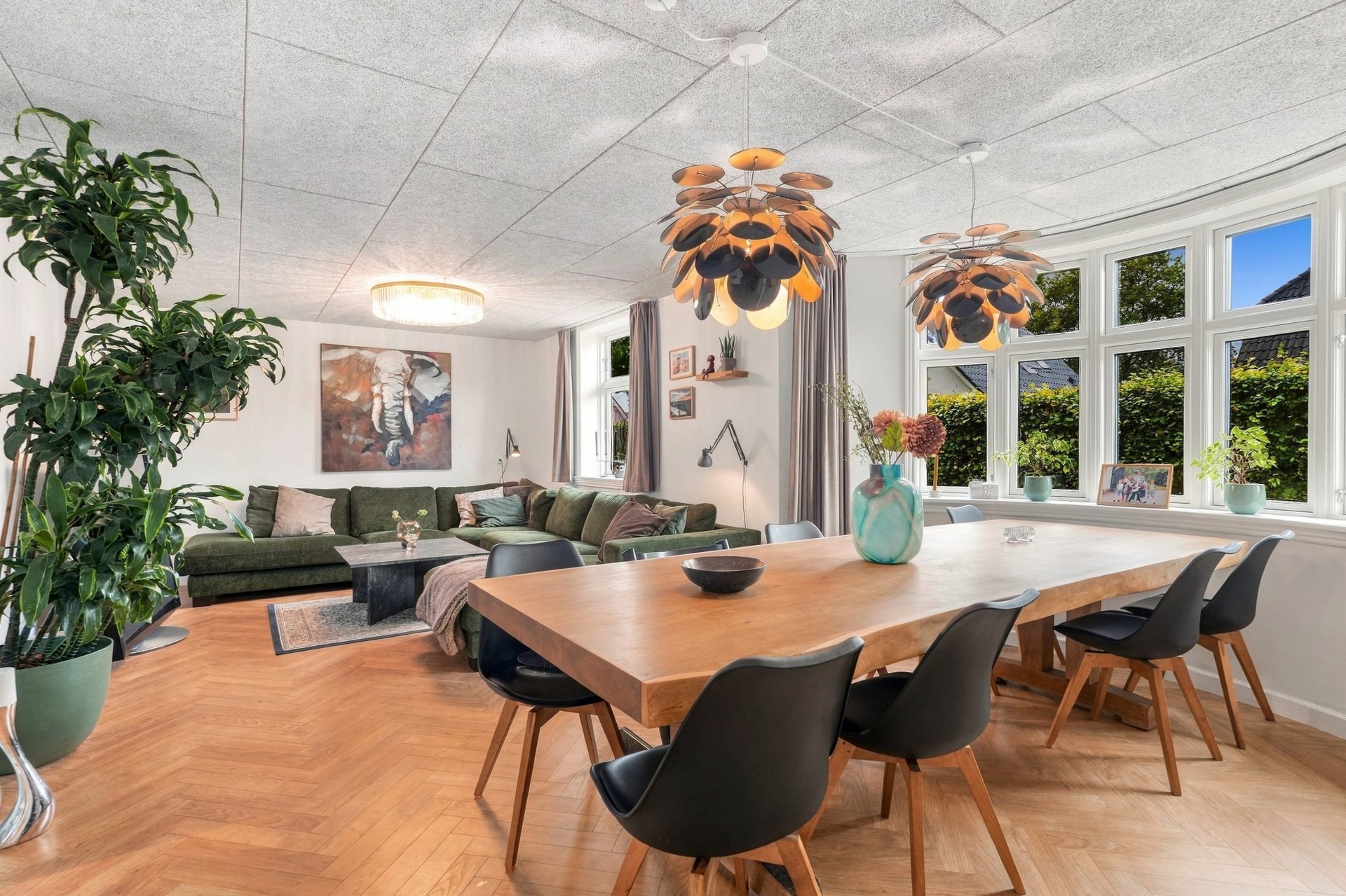 Stue og spisestue i åben forbindelse med karnap og sildebensgulv – villa på Funders Alle 8, 6740 Bramming i Esbjerg Kommune