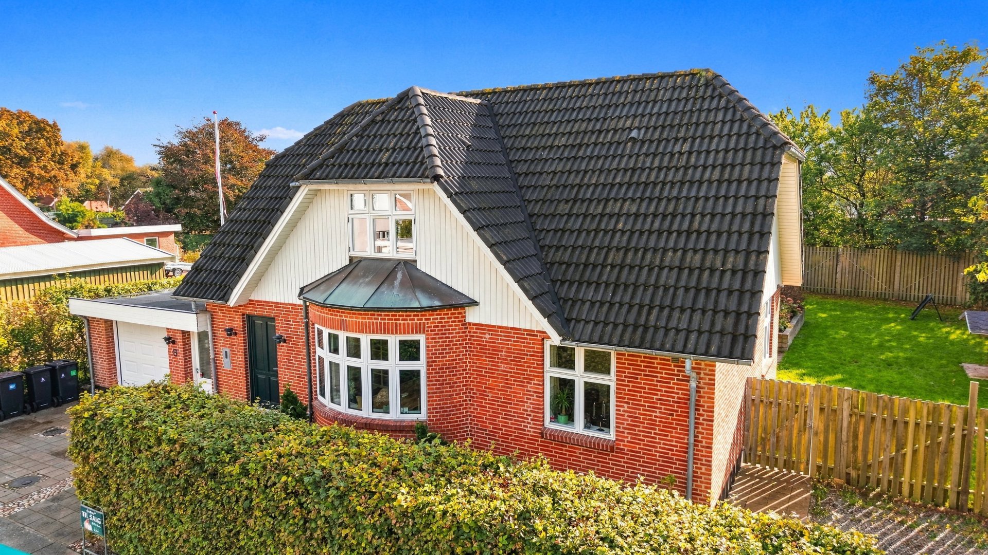 Facade med karnap, hvide træbeklædte gavle og mørkt tegltag – villa på Funders Alle 8, 6740 Bramming i Esbjerg Kommune