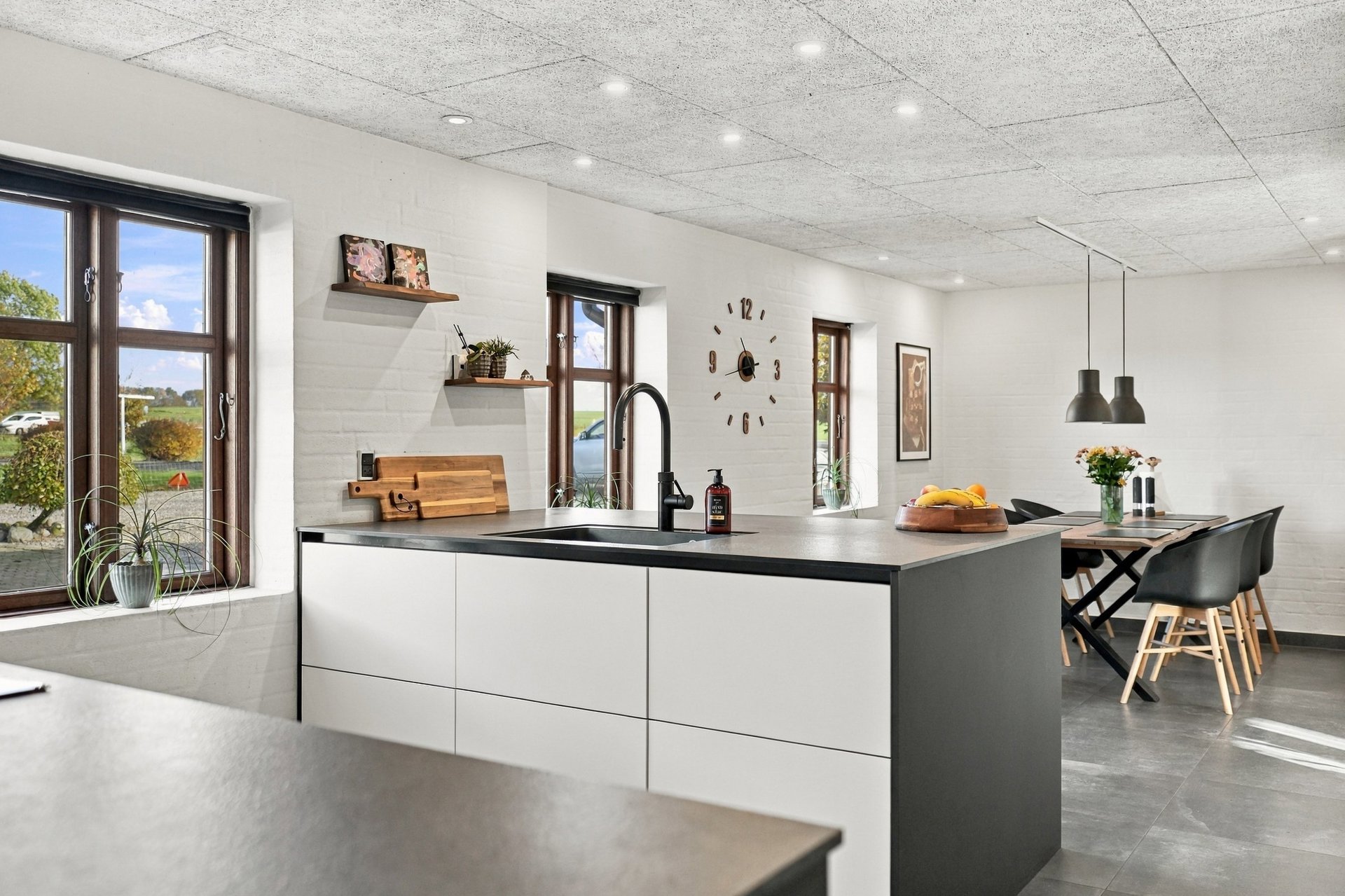 Køkken-alrum med køkkenø, klinkegulv og spiseplads ved vinduet – villa på Moseknolde 1, Ilbjerg, 7870 Roslev i Skive Kommune